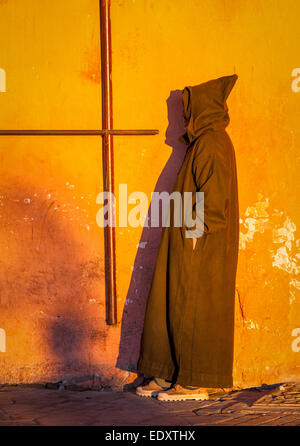 Un marocchino uomo che indossa un tipico Djellaba, Marrakech, Marocco Foto Stock