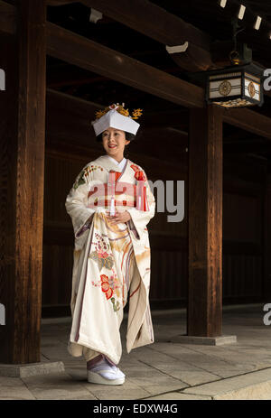 Sposa giapponese in abiti tradizionali al suo matrimonio, Meiji shine (Meiji Jingū), Shibuya, Tokyo, Giappone Foto Stock