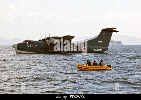 Giappone marittimo Forza di Autodifesa dai soldati durante un atterraggio anfibio e soccorso in acqua esercizio di formazione utilizzando il ShinMaywa US-2 velivolo anfibio a Marine Corps Air Station Iwakuni Gennaio 7, 2015 in Iwakuni, Giappone. Foto Stock