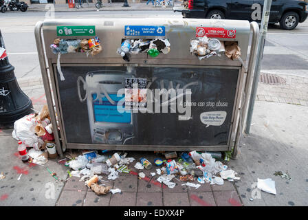 Garbage e lettiere overflow dai contenitori dopo una maratona di 36 giorni di sciopero dei lavoratori municipali nel centro cittadino di Toronto in Canada Foto Stock