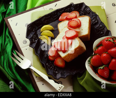 Angel food cake e fragole Foto Stock