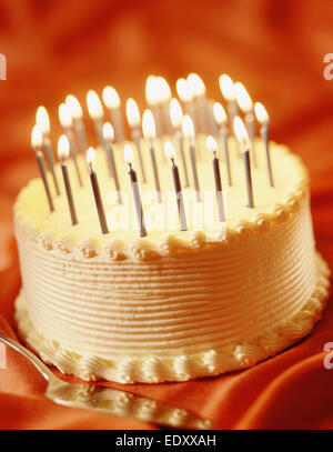 Torta di compleanno con candele Foto Stock