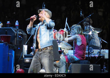 Los Angele, CA, Stati Uniti d'America. Xi gen, 2015. Jan 10, 2015 - Los Angeles, California, Stati Uniti d'America - David Lee Roth canta mentre si esegue con i Foo Fighters durante un concerto al Forum. La all-star jam session celebrato Dave Grohl's 46th compleanno. © KC Alfred/ZUMA filo/Alamy Live News Foto Stock