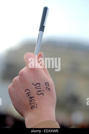 Londra, UK, Regno Unito, Gran Bretagna. Xi gen, 2015. Centinaia di persone si sono radunate in Trafalgar Square per rendere omaggio alle vittime uccise presso la sede di Parigi di Charlie Hebdo magazine dove 12 persone sono morte in un attentato terroristico. Ci sono stati anche cartelloni e una mostra di sostegno per le vittime di un attacco a un supermercato Kosher un paio di giorni più tardi in cui 4 persone sono state uccise. © Gail Orenstein/ZUMA filo/Alamy Live News Foto Stock