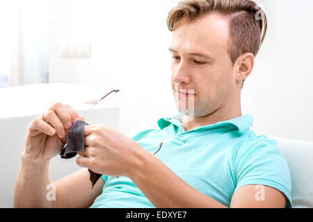 Uomo al lavoro con il computer portatile Foto Stock