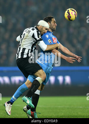 Napoli, Italia. Xi gen, 2015. La Juventus' Giorgio Chiellini (L) vies con Napoli Gonzalo Higuain durante il campionato italiano di una partita di calcio a stadio San Paolo di Napoli, Italia, 11 gennaio 2015. La Juventus ha vinto 3-1. © Alberto Lingria/Xinhua/Alamy Live News Foto Stock