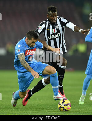 Napoli, Italia. Xi gen, 2015. La Juventus' Paul Pogba (R) il sistema VIES con Napoli Christian Maggio durante il campionato italiano di una partita di calcio a stadio San Paolo di Napoli, Italia, 11 gennaio 2015. La Juventus ha vinto 3-1. © Alberto Lingria/Xinhua/Alamy Live News Foto Stock