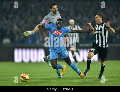 Napoli, Italia. Xi gen, 2015. La Juventus' portiere Gianluigi Buffon (posteriore) il sistema VIES con Napoli Duvan Zapata (anteriore, L) durante il loro campionato italiano di una partita di calcio a stadio San Paolo di Napoli, Italia, 11 gennaio 2015. La Juventus ha vinto 3-1. © Alberto Lingria/Xinhua/Alamy Live News Foto Stock