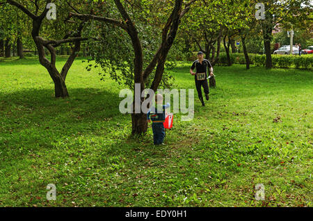 XXXIII Aprire sport orienteering competizioni, dedicato a P. M. Masherov la memoria - 2014, Vitebsk. Bambino e cartello in giardino. Foto Stock