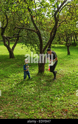 XXXIII Aprire sport orienteering competizioni, dedicato a P. M. Masherov la memoria - 2014, Vitebsk. Bambino e cartello in giardino. Foto Stock