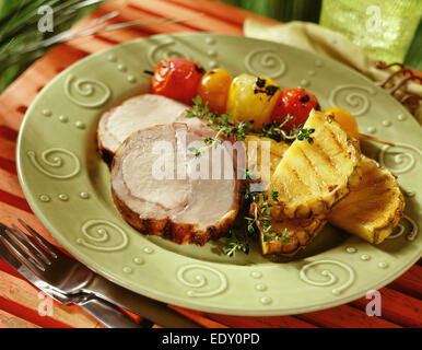 Arrosto di maiale con ananas alla griglia e spiedini di verdure Foto Stock