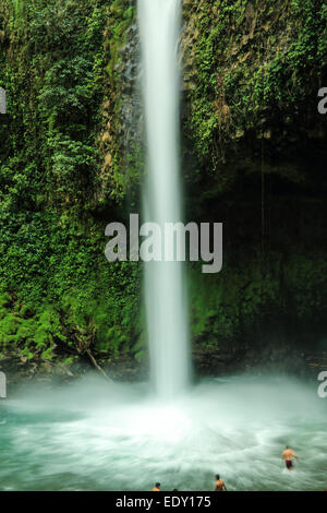 I turisti a nuotare in una cascata nei pressi di La Fortuna, Costa Rica. Foto Stock