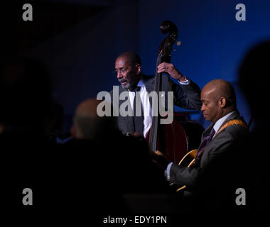 New York, NY - Gennaio 08, 2015: Ron Carter, Russell Malone gioca a leggenda del jazz per la Disabilità orgoglio concerto presso Quaker amici Meeting House a Manhattan Foto Stock