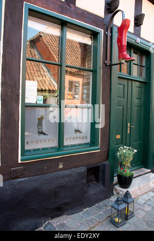 Un segno di avvio di un negozio di calzolai o shoe repair shop in via popolare per i visitatori - Adelgade a Ebeltoft in Danimarca. Adel Foto Stock