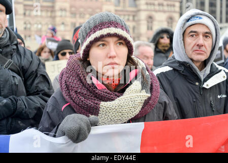 Toronto, Ontario, Canada. 11 gennaio, 2015. Centinaia di Torontonians fatta convergere su Nathan Philips Square domenica pomeriggio per aggiungere le loro voci per una rete di manifestazioni concomitanti andando su nelle principali città di tutto il Canada e in tutto il mondo per ricordare le vittime della scorsa settimana la violenza estremista di Parigi. Credito: Nisarg Lakhmani/Alamy Live News Foto Stock