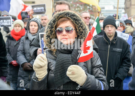 Toronto, Ontario, Canada. 11 gennaio, 2015. Centinaia di Torontonians fatta convergere su Nathan Philips Square domenica pomeriggio per aggiungere le loro voci per una rete di manifestazioni concomitanti andando su nelle principali città di tutto il Canada e in tutto il mondo per ricordare le vittime della scorsa settimana la violenza estremista di Parigi. Credito: Nisarg Lakhmani/Alamy Live News Foto Stock