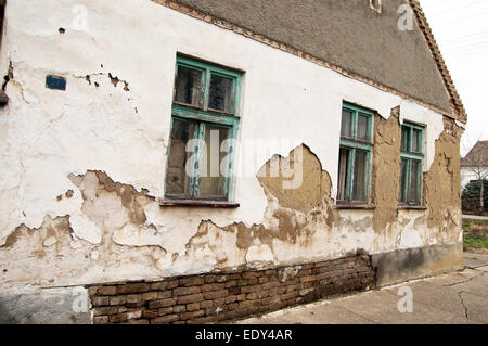 La vecchia casa colonica si trova nel villaggio di Kovačica. La casa è una delle più antiche del villaggio. Foto Stock