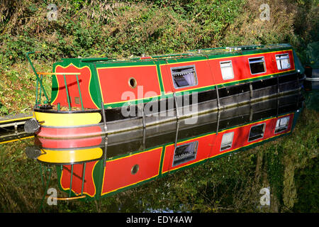 Narrowboat riflessione nel Somersetshire carbone Canal. Foto Stock