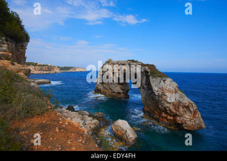 Arco di Es Pontas, Mallorca, Es Pontas, pietra naturale arch, Cala Santanyi, isola di Mallorca, Maiorca, isole Baleari, Spagna, Foto Stock