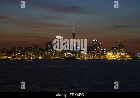 Auckland skyline notturno da Devenport, Isola del nord, Nuova Zelanda Foto Stock