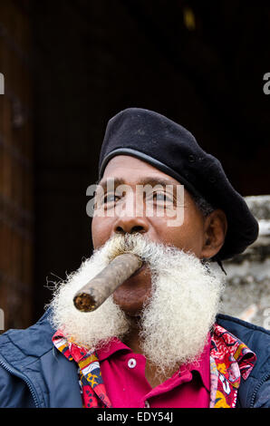 L'uomo cubano fuma un sigaro grande a l'Avana, Cuba Foto Stock