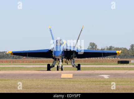 Modern US Navy F/A-18 jetfighter vista frontale sul terreno Foto Stock