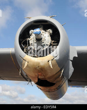 Giant vecchio propulsore motore aereo in cattivo stato Foto Stock