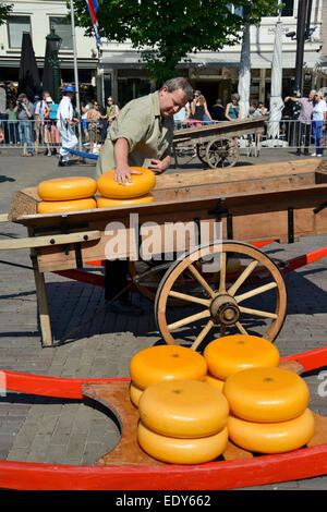 Caricamento di formaggio da una slitta wwoden su un tradizionale carrello di legno, Waagplein Square, Alkmaar, North Holland, Paesi Bassi Foto Stock