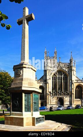 Chiesa cattedrale di San Pietro e la Santa e indivisibile Trinità con un memoriale di guerra croce in primo piano, Gloucester, Regno Unito. Foto Stock