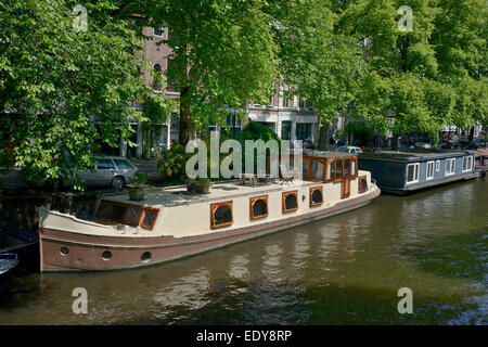 Case galleggianti su Papiermolensluis canal, Amsterdam, Olanda Settentrionale, Paesi Bassi, Europa Foto Stock