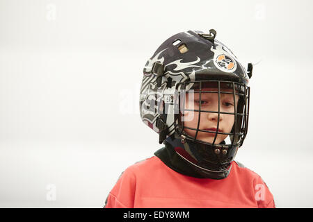 Bambini Ragazzi scolari giocando floorball (pavimento hockey) corrispondono a scuola palestra di plastica con bastoni da hockey Foto Stock