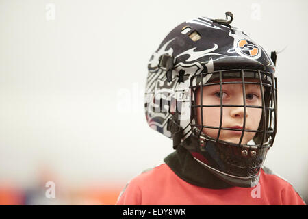 Bambini Ragazzi scolari giocando floorball (pavimento hockey) corrispondono a scuola palestra di plastica con bastoni da hockey Foto Stock