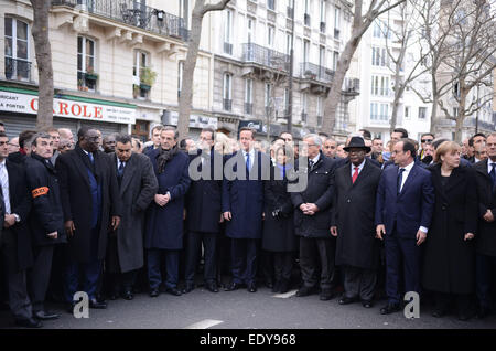 Parigi, Francia. Xi gen, 2015. Decine di leader politici di tutto il mondo tra cui musulmani ed ebrei statisti bracci collegati portando centinaia di migliaia di cittadini francesi in un inedito marzo sotto protezione alta per rendere omaggio alle vittime del militante islamista attacchi. Il presidente François Hollande e i capi di Stato e di governo di Germania, Italia, Israele, Turchia, Gran Bretagna e nei territori palestinesi, tra gli altri, spostato fuori dalla centrale di Place de la Republique davanti a un mare di francesi e altri flag. © Aristidis Vafeiadakis/ZUMA filo/Alamy Live News Foto Stock