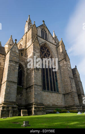 Un basso angolo di visione della facciata orientale della splendida e imponente, storico soleggiato nella cattedrale di Ripon sotto un luminoso cielo blu - North Yorkshire, Inghilterra, Regno Unito. Foto Stock