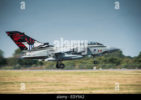 Fairford, Regno Unito - 21 Luglio 2013: Un RAF Tornado bombardiere visualizzazione presso il Royal International Air Tattoo Foto Stock