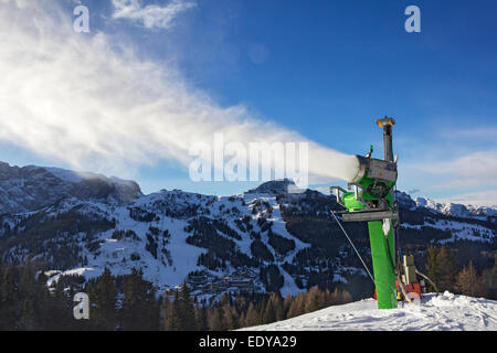 Neve cannoni, polvere di neve rendendo sulla pista da sci Nassfeld, Austria, con spruzzi retroilluminato Foto Stock