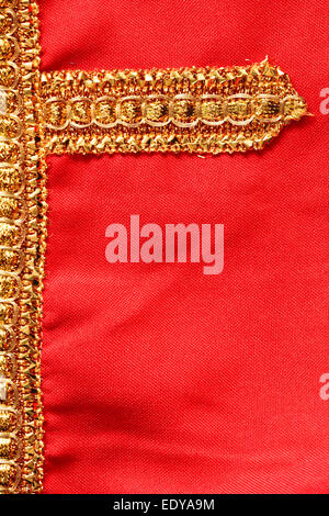 Golden ricamo su un costume rosso Foto Stock