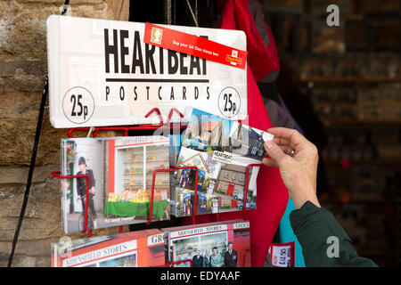 Regno Unito, Inghilterra, Yorkshire, Goathland, memorabilia Heartbeat cartoline in vendita nei negozi del villaggio Foto Stock