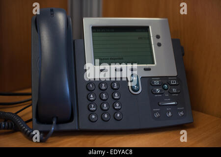 Un telefono in ufficio con pulsanti di composizione Foto Stock