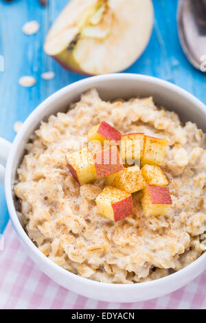 Gustosa farina di avena con mele e cannella Foto Stock