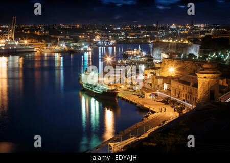 Il Grand Harbour e il lungomare di La Valletta di notte, Malta Foto Stock