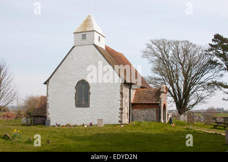 I bianchi chiesa di Saint Andrew dalla Ford a Ford in West Sussex. Foto Stock