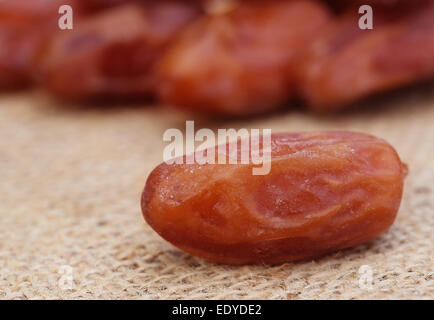 Arabian date sulla superficie testurizzata Foto Stock