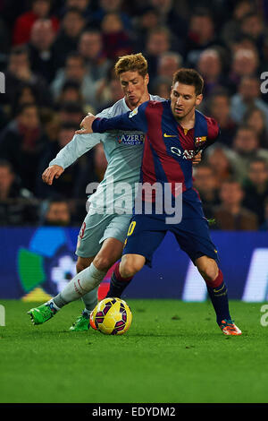 Lionel Messi (FC Barcelona) duelli per la sfera contro Fernando Torres (Atletico de Madrid), durante la Liga partita di calcio tra FC Barcelona e Atlético de Madrid, allo stadio Camp Nou a Barcellona, Spagna, Domenica, 11 gennaio 2015. Foto: S.Lau Foto Stock