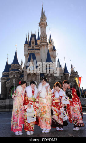 Tokyo, Giappone. Xii gen, 2015. Le giovani ragazze vestite in kimono tradizionali comportano per le foto durante la venuta annuale-di-età cerimonia della Giornata al Tokyo Disneyland in Urayasu, suburbana Tokyo, Giappone, Gennaio 12, 2015. Circa 1,260,000 persone che hanno girato di 20 anni hanno preso parte all'annuale proveniente-di-età cerimonia della Giornata il secondo lunedì del mese di gennaio in Giappone. Credito: Stringer/Xinhua/Alamy Live News Foto Stock