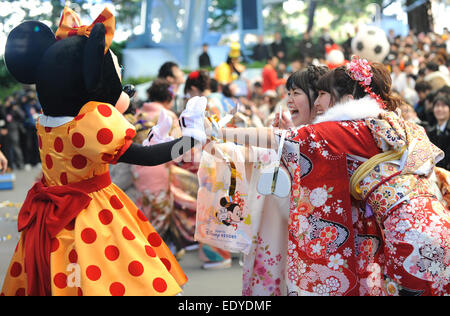 Tokyo, Giappone. Xii gen, 2015. Le giovani ragazze vestite in kimono tradizionali frequentare l annuale proveniente-di-età cerimonia della Giornata al Tokyo Disneyland in Urayasu, suburbana Tokyo, Giappone, Gennaio 12, 2015. Circa 1,260,000 persone che hanno girato di 20 anni hanno preso parte all'annuale proveniente-di-età cerimonia della Giornata il secondo lunedì del mese di gennaio in Giappone. Credito: Stringer/Xinhua/Alamy Live News Foto Stock