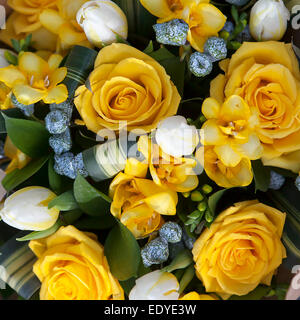 Wedding bouquet di fiori di colore giallo - anemone, rose e tulipani Foto Stock