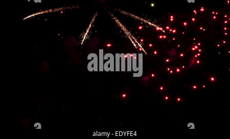 Buntes Feuerwerk am Nachthimmel, colorati fuochi d'artificio nel cielo notturno, fuochi d'artificio, pirotecnica, petardi, colorato, colorato Foto Stock