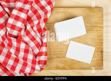 Ristorante cuoco Blank Business Cards modello come spazio di copia su legno scheda Chop. Foto Stock