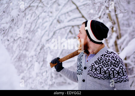 Lumberjack nel nevoso inverno forest Foto Stock